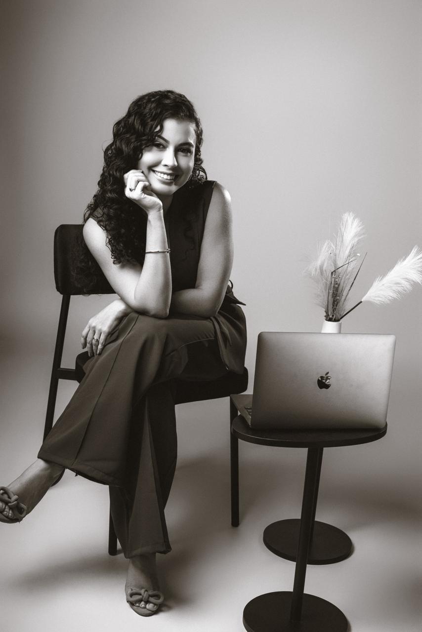 Dra. Larissa Trigueiro Atendendo